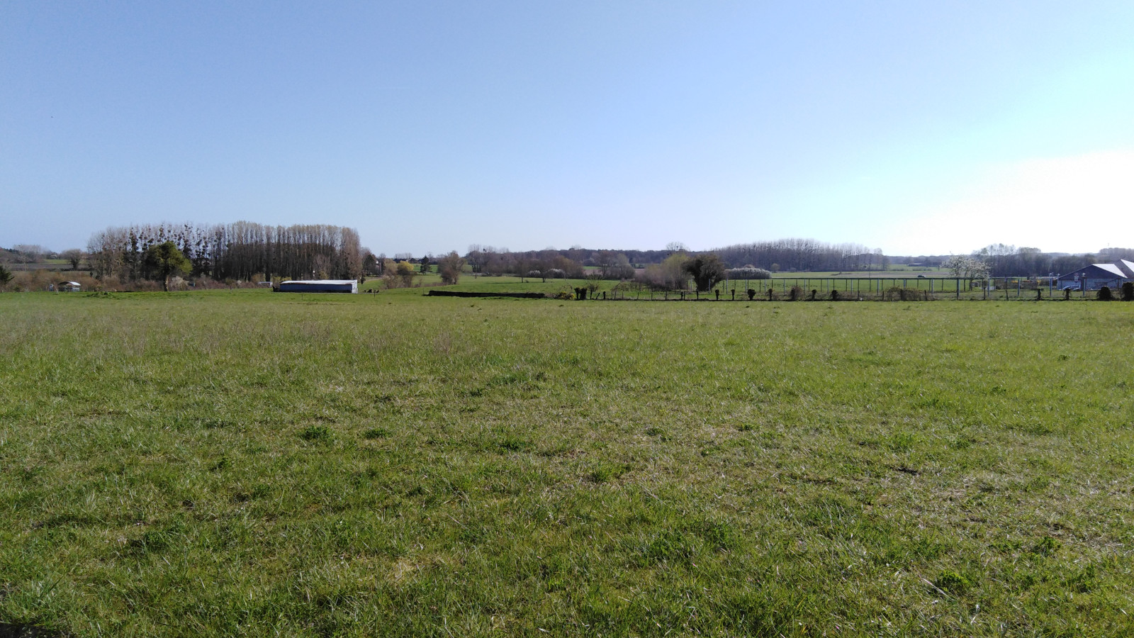 Terrain constructible de 940m2 à Courchamps