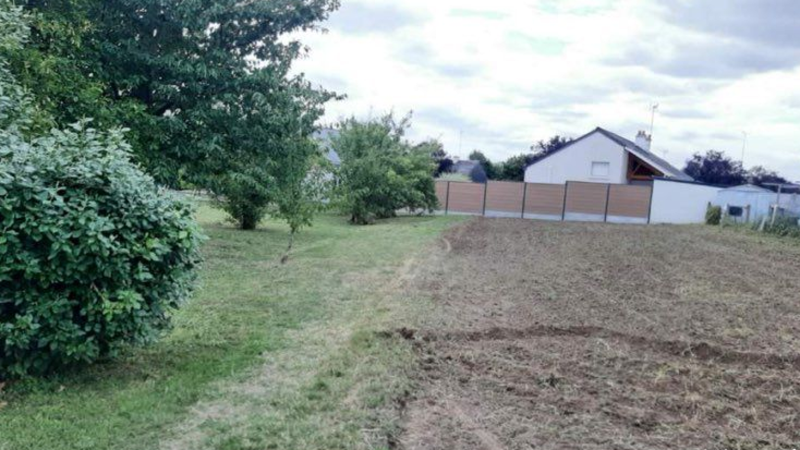 Terrain constructible de 1430m2 à Longué-Jumelles