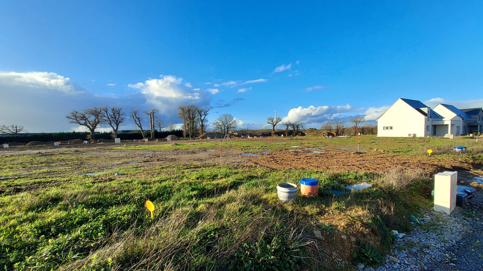 Terrain constructible de 325m2 à Brécé