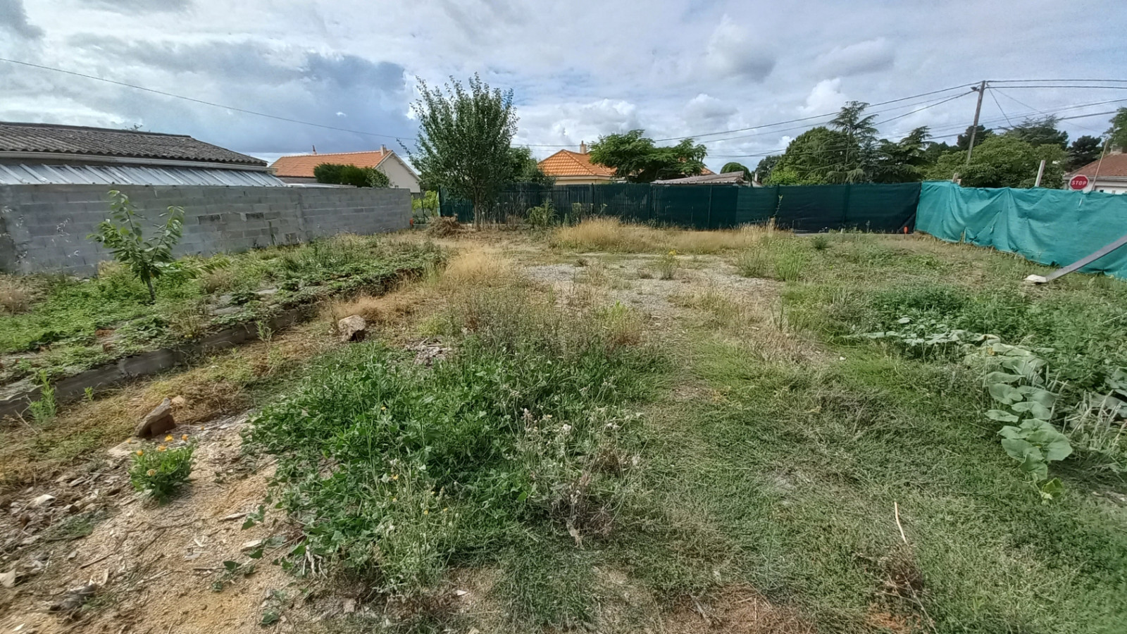 Terrain constructible de 350m2 à Saint-Hilaire-de-Chaléons