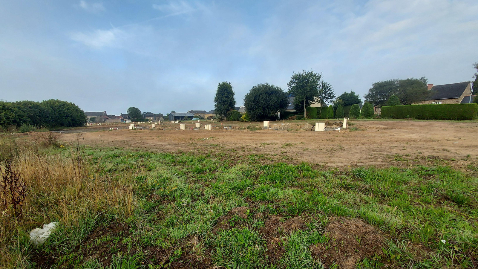 Terrain constructible de 380m2 à Livré-sur-Changeon