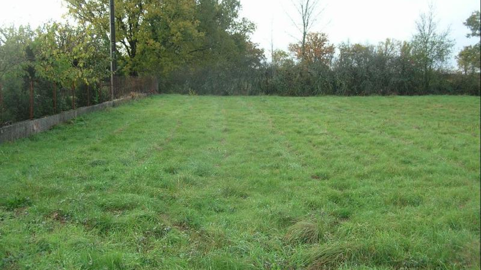 Terrain constructible de 650m2 à Huismes