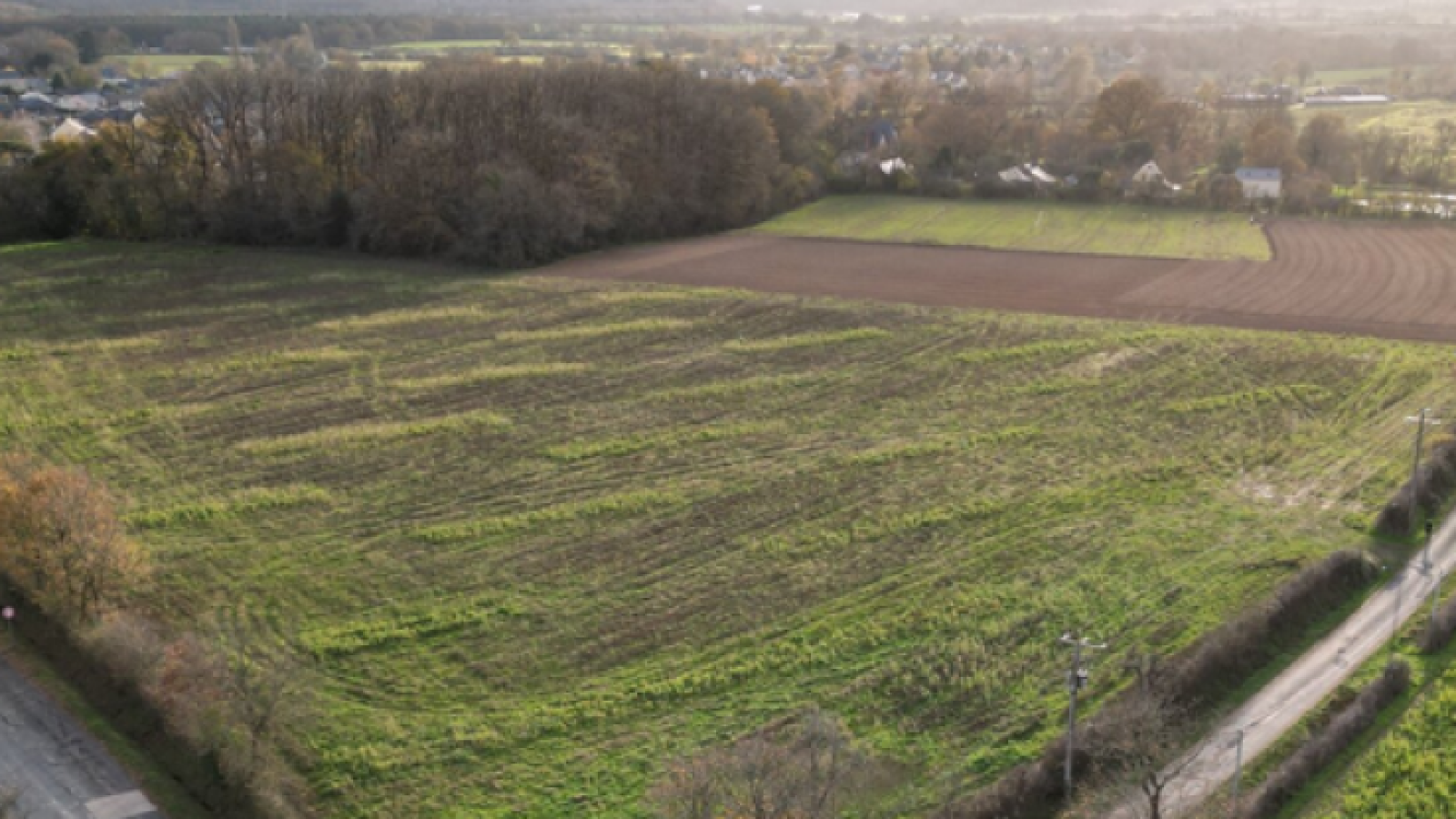 Terrain constructible de 505m2 à Feneu