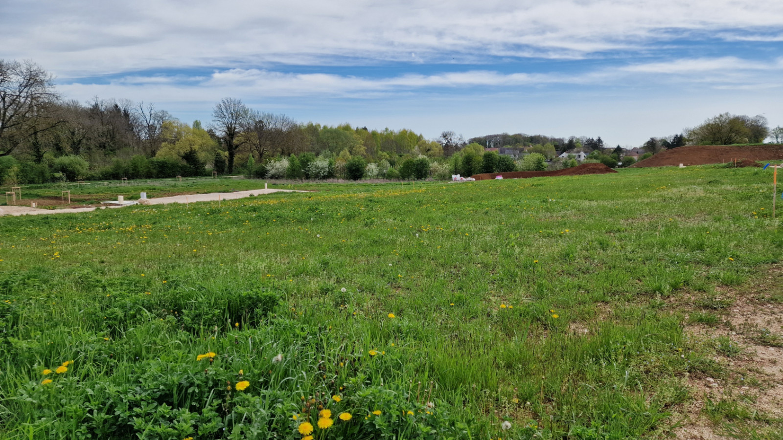 Terrain constructible de 658m2 à Bretigny