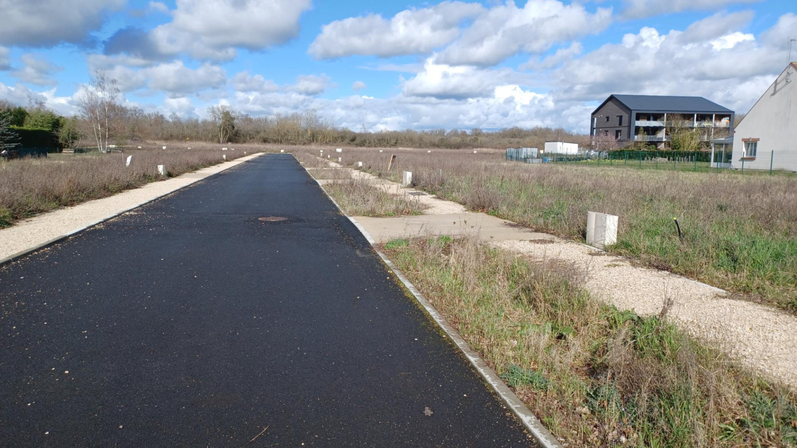 Terrain constructible de 709m2 à Marigny-les-Usages