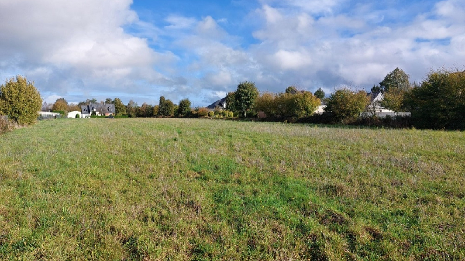 Terrain constructible de 423m2 à Sens-de-Bretagne