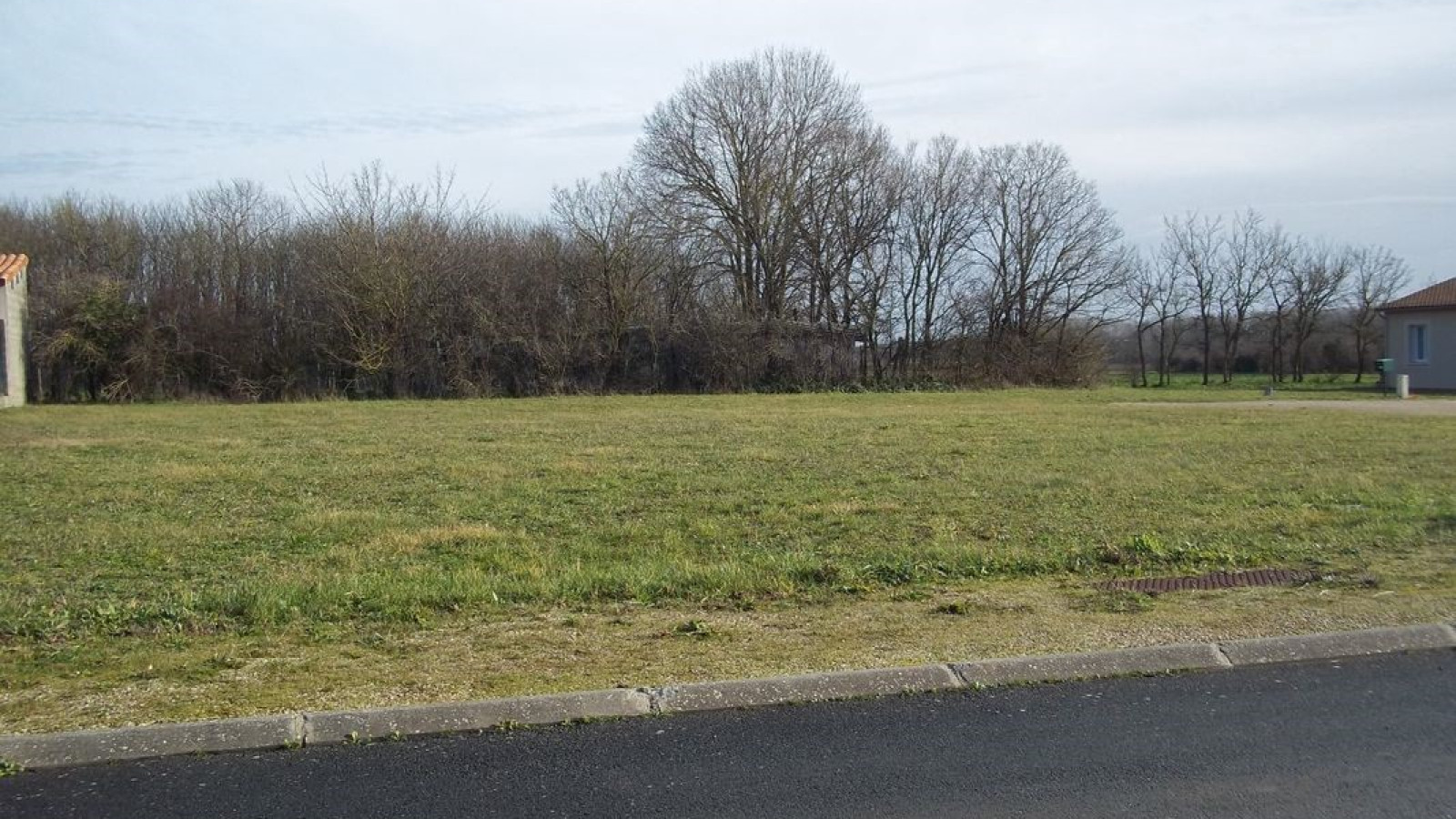 Terrain constructible de 690m2 à Jaunay-Marigny