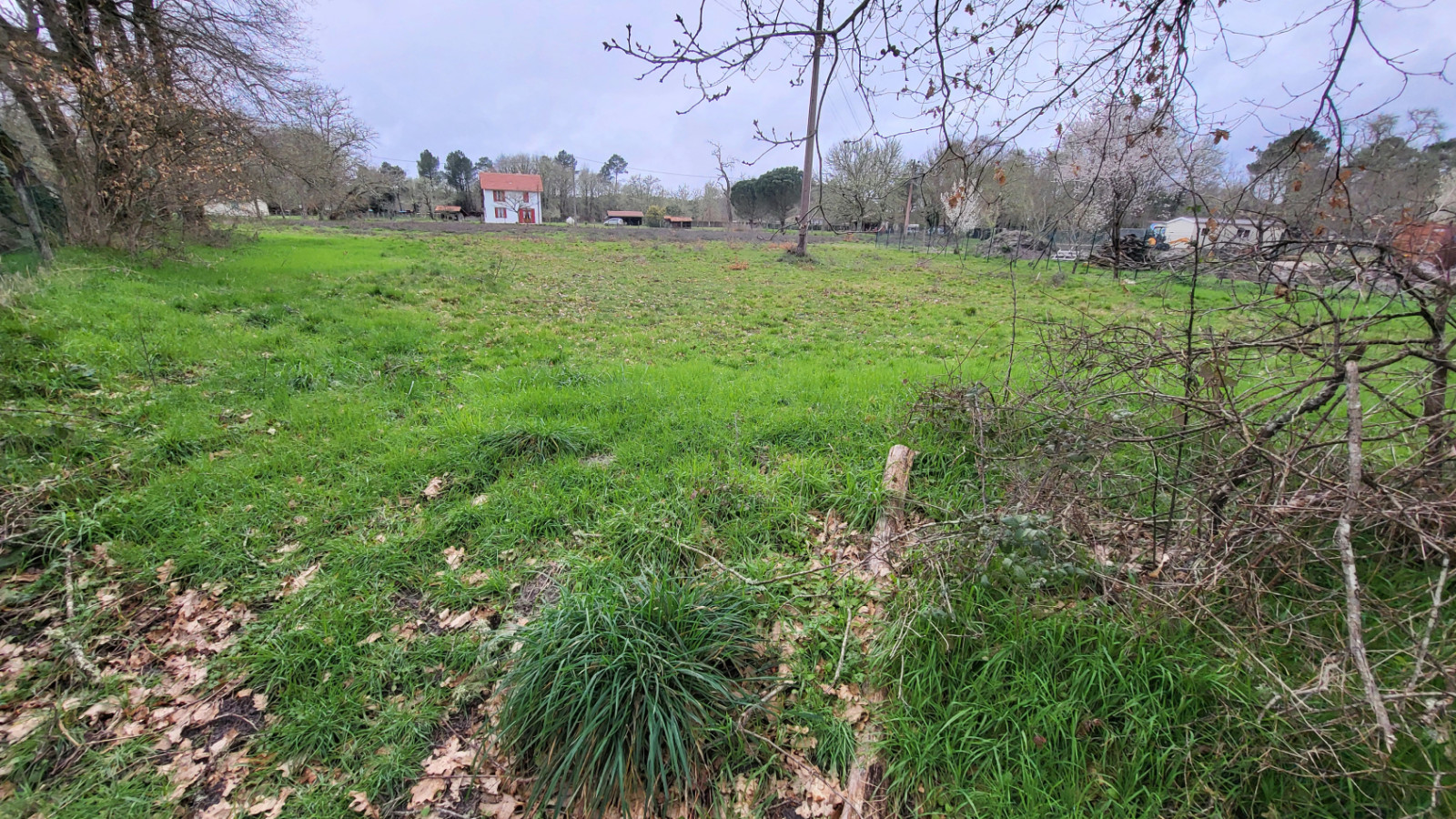 Terrain constructible de 1945m2 à Luxey